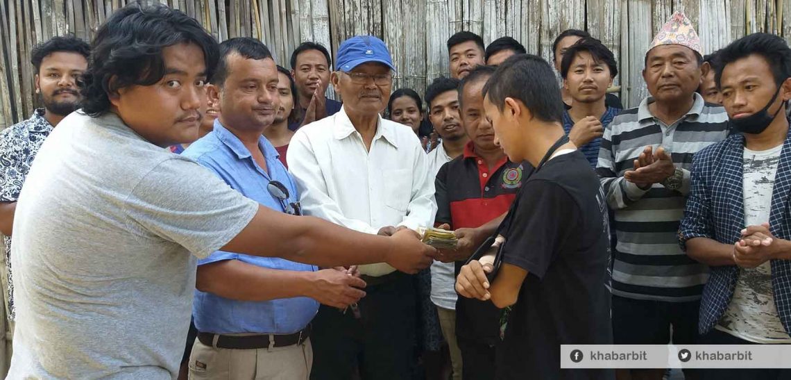 देउसीबाट संकलित रकम निर्माणाधिन प्रहरी चौकी र दुर्घटनाबाट घाइतेलाई हस्तान्तरण