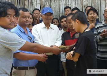 देउसीबाट संकलित रकम निर्माणाधिन प्रहरी चौकी र दुर्घटनाबाट घाइतेलाई हस्तान्तरण