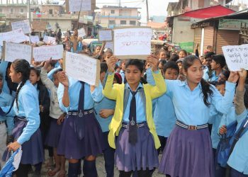 बराहक्षेत्रमा बसन्तऋतुका विद्यार्थीले गरे विद्यालयमा तालाबन्दी, नगरपालिकामा नाराबाजी