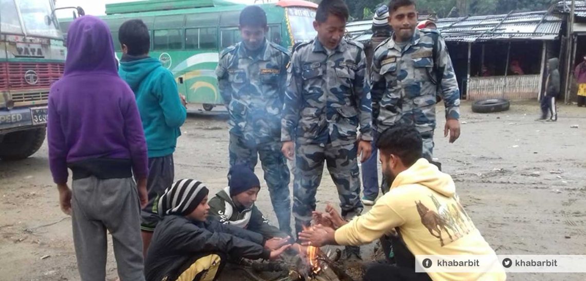 जाडो बढेको भन्दै चतरामा सशस्त्रले बाँड्यो दाउरा