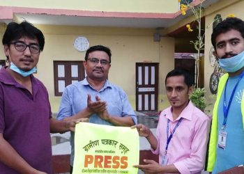 सिद्धार्थ स्कुलद्वारा ग्रामीण पत्रकार समूहलाई ज्याकेट हस्तान्तरण