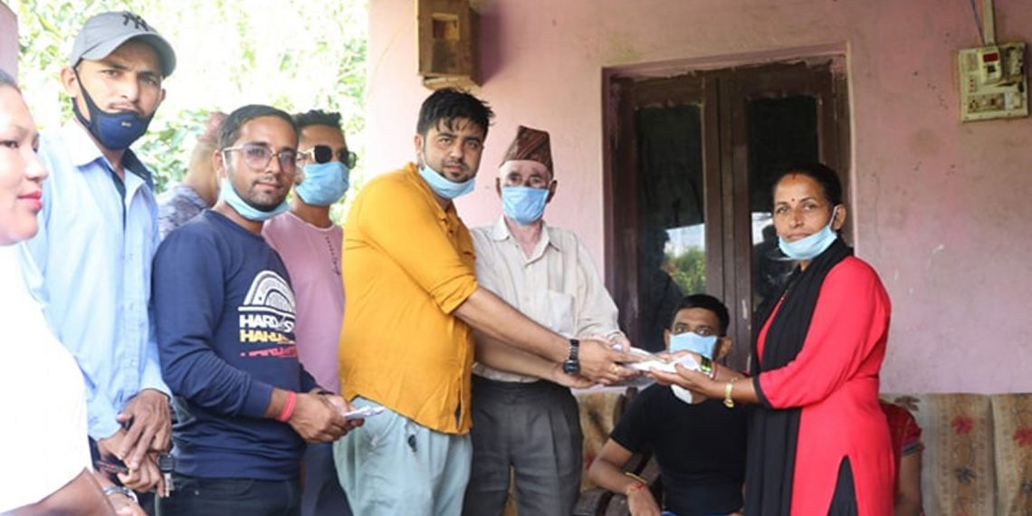 बराहक्षेत्रका मृगौला पीडितलाई जडेजका पूर्व विद्यार्थीद्वारा आर्थिक सहयोग