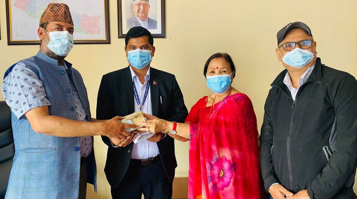 कल्याणकारी कोषमा रकम जुटाउँदै अभिनेत्री भुसाल