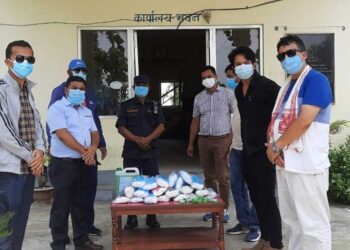 इटहरी र बराहक्षेत्रका प्रहरी चौकीलाई खेलकुद महासंघ सुनसरीले दियो स्वास्थ्य सामाग्री