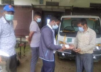 बराहक्षेत्र ४ का वडाध्यक्ष पौष्टिक आहार र स्वास्थ्य सामाग्रीसहित संक्रमितको घरघरमा