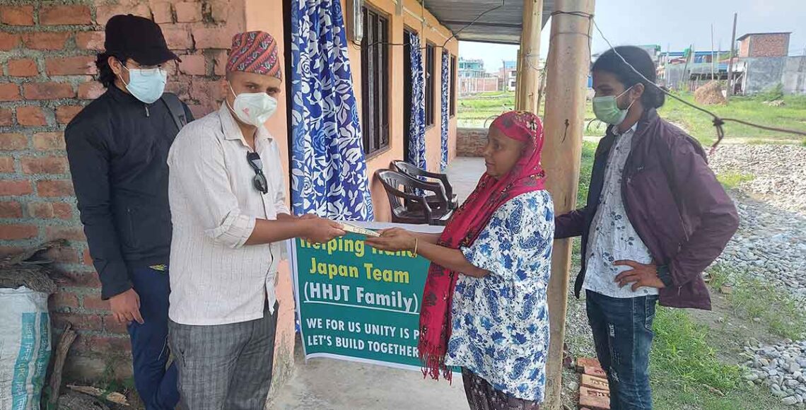गरिब परिवारलाई ‘हेल्पिङ ह्यान्ड जापान टिम’को सहयोग