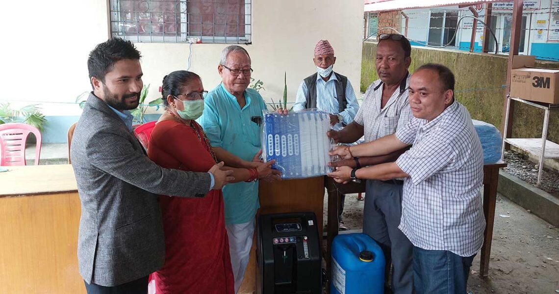 प्राथमिक स्वास्थ्य केन्द्र चतरालाई स्वास्थ्य सामाग्री हस्तान्तरण