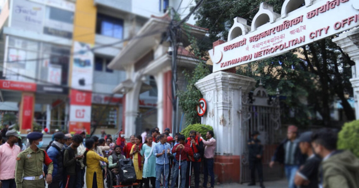 महानगरपालिका अगाडी दृष्टिविहीनहरुद्वारा प्रदर्शन