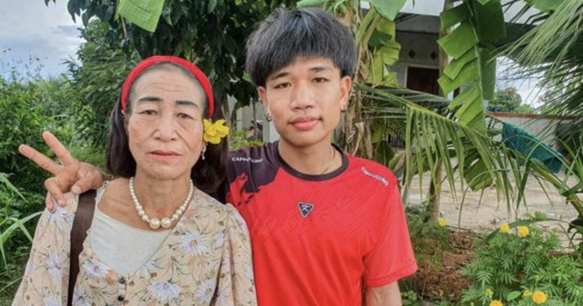 ५६ वर्षीया हजुरआमाले आफ्नो नातिको उमेरका युवासंग गरिन् इन्गेजमेन्ट