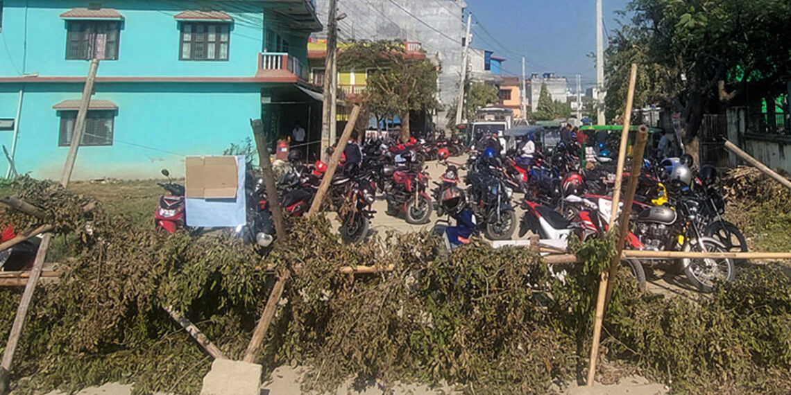 निर्माण सुरु भएको महिनौँ बित्दासमेत कालोपत्रे नबनेपछि स्थानीयद्वारा बाटाे अवरुद्ध