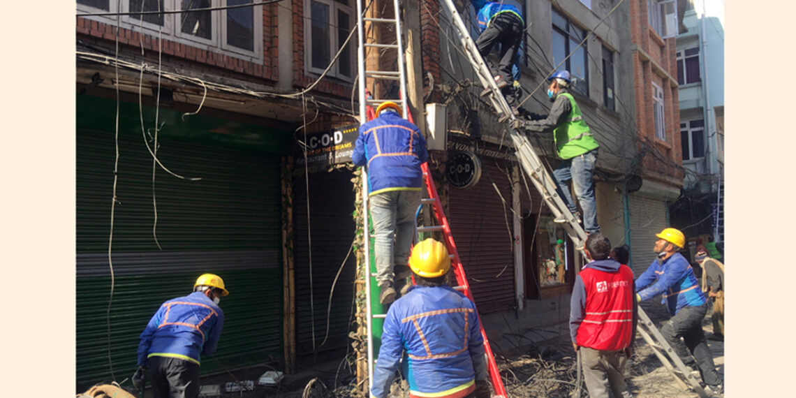 ठमेल क्षेत्रलाई सुन्दर बनाउन अव्यवस्थित तार तथा उपकरणहरु व्यवस्थापन कार्य सुरु