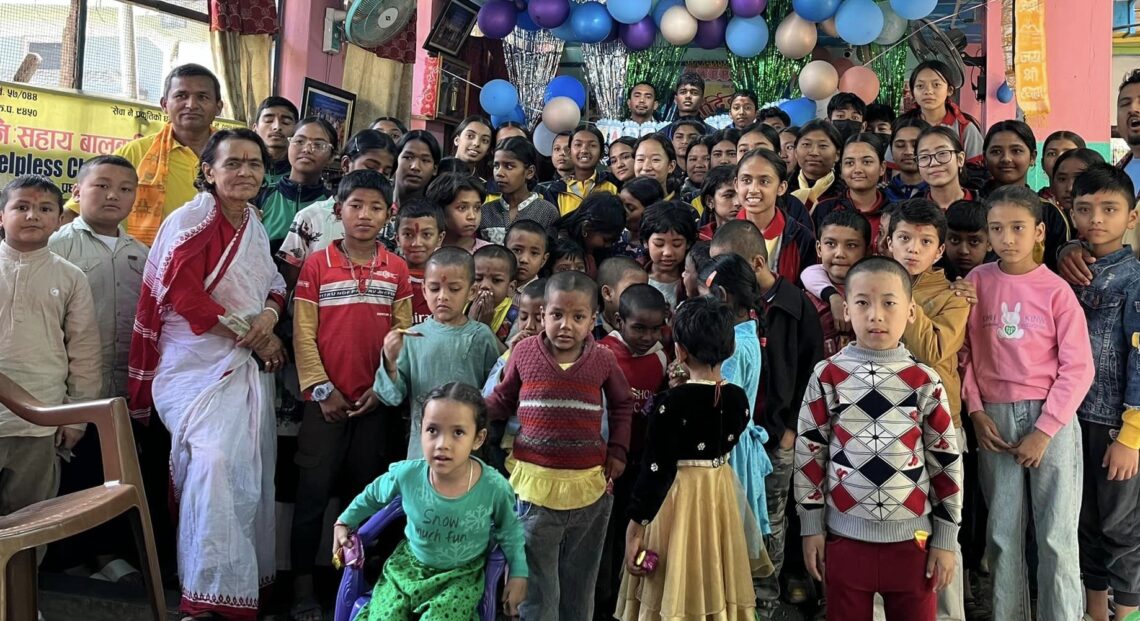 स्ट्यान्डर्ड बोर्डिङ स्कुलका विद्यार्थीहरुद्वारा नगद तथा खाद्यान्न सहयोग